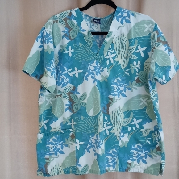 Medgear floral scrub top size medium - Picture 3 of 6
